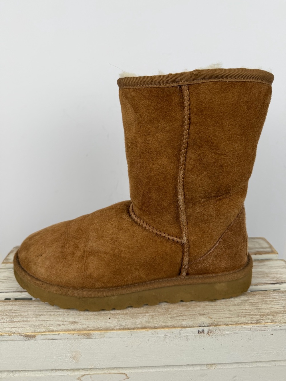 UGG Classic Short boots featuring a plush sheepskin lining women’s size 7 - Picture 2 of 13